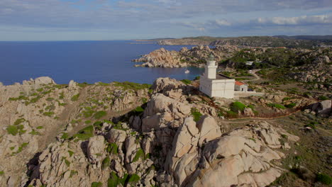 vista aérea orbital del faro de cabo testa y las muy hermosas formaciones rocosas