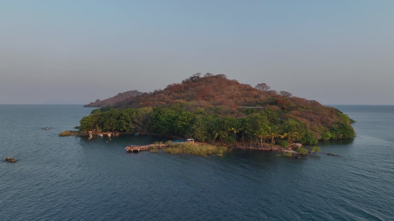 vista desde un avión no tripulado de la isla de nankoma, lago de malawi, malawi.