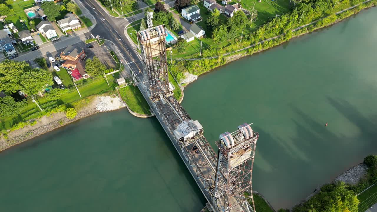 푸른 강을 건너는 리프트 다리를 통과하는 자동차 위의 공중 드론 최고 수준