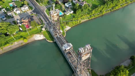 Dron-Aéreo-De-Primera-Categoría-Sobre-El-Automóvil-Que-Pasa-Por-El-Puente-Elevador-Que-Cruza-El-Río-Azul