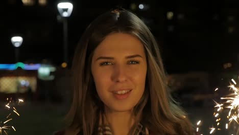 mujer con chispas en la noche