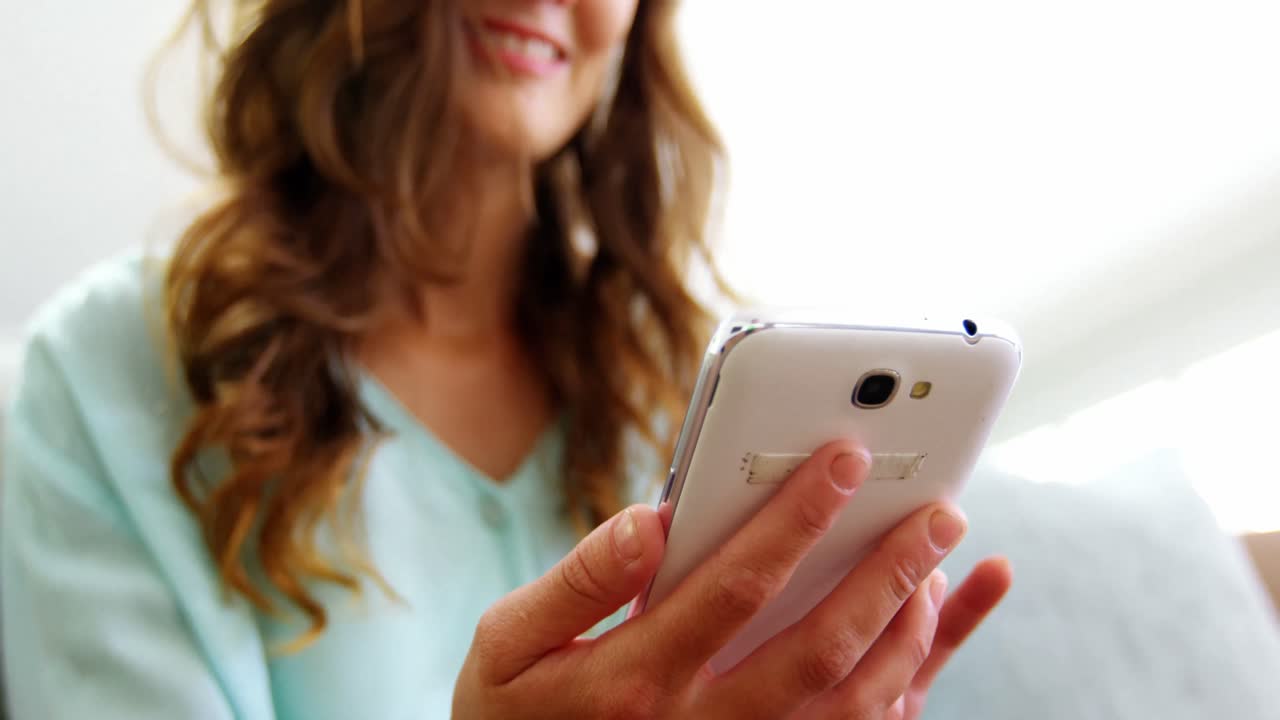 mujer hermosa usando teléfono móvil