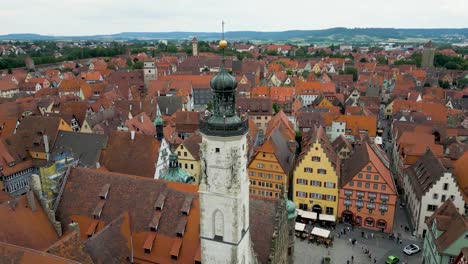 4k drona lotnicza wideo historycznej wieży ratusza na placu rynkowym zamurowanego miasta rothenburg ob der tauber, niemcy