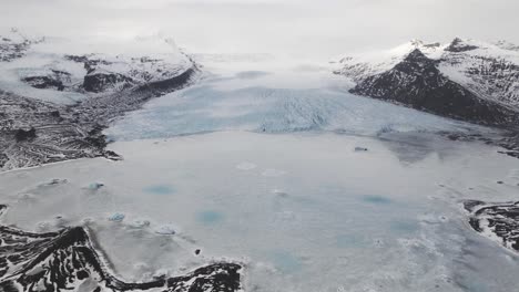 Gletscher-über-Den-Gefrorenen-Gletschersee-Im-Winter-Im-Vatnajökull-Nationalpark,-Island