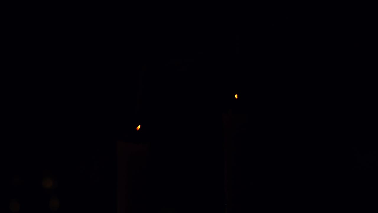 남자는 두 개의 촛불을 끄고 완전한 어둠을 만듭니다