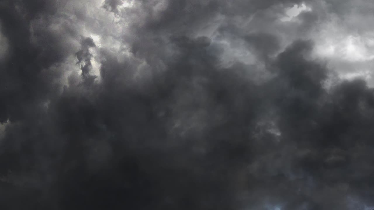 iluminación en nubes oscuras y tormentosas 4k