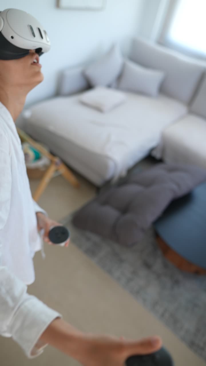 mujer usando auriculares vr en casa