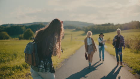 Mujer-Filmando-Amigos-Despreocupados-En-El-Sendero.