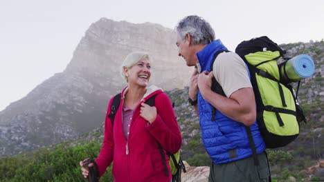 pareja de ancianos en una caminata juntos en la naturaleza