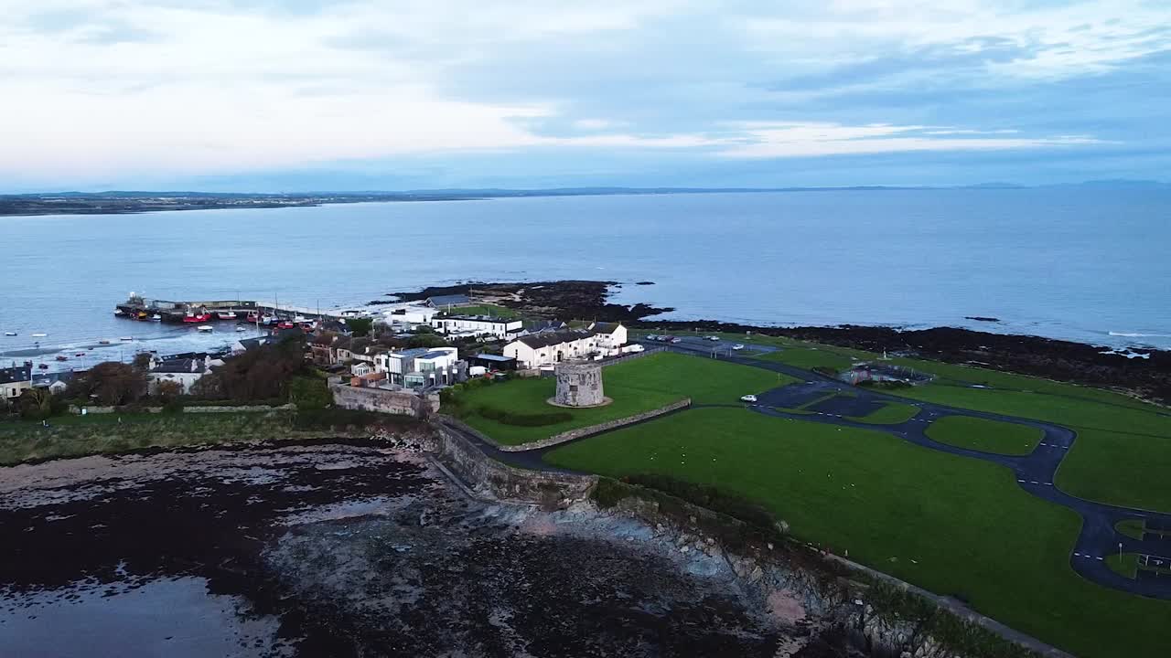 아일랜드 더블린의 구름이 가득한 저녁 스케리 해변에서 아름다운 아일랜드 해 연안을 드러내기 위해 공중 드론 촬영