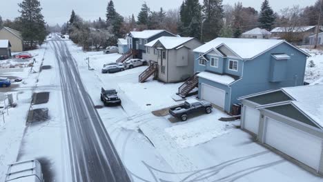toma de un vecindario cubierto de nieve con muchos porches en las puertas delanteras