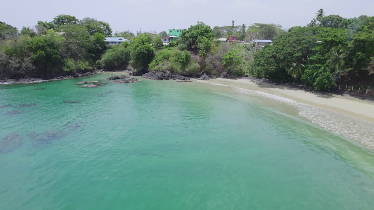 vista aérea de vuelo bajo de la playa de roca negra en la isla de tobago en el caribe