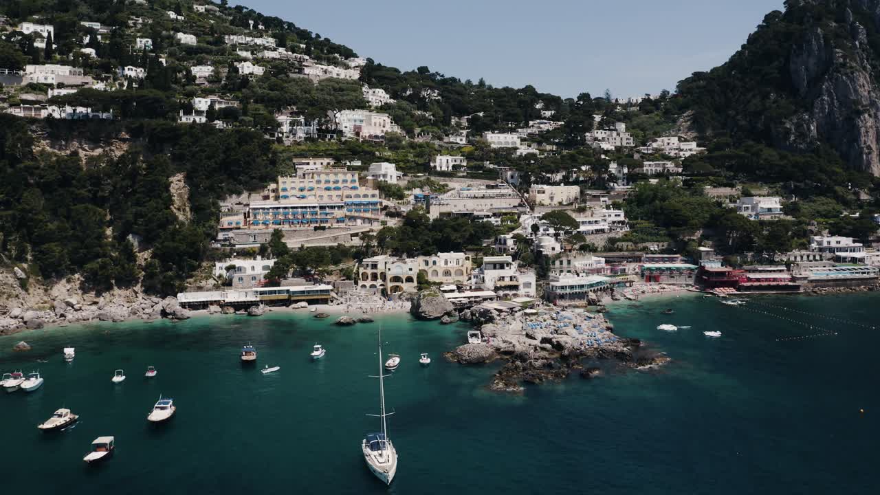 vista aérea amplia del hotel weber embajador en capri, italia