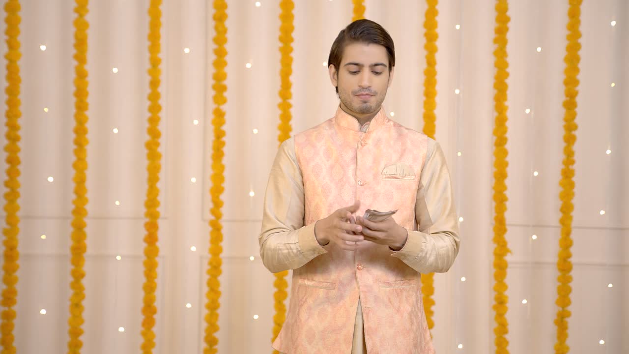 Uomo indiano che guadagna molti soldi durante Diwali