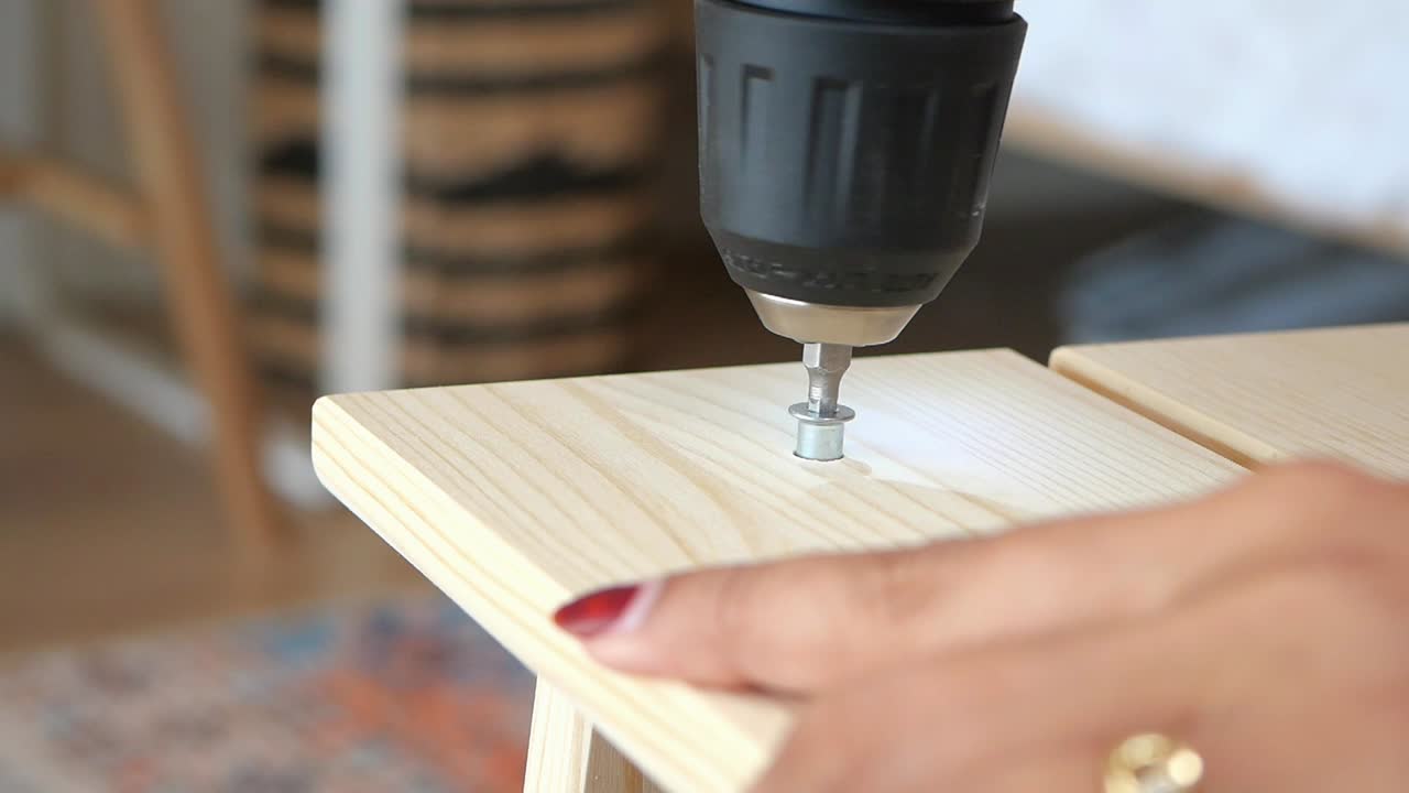 드릴로 가구를 조립하는 것