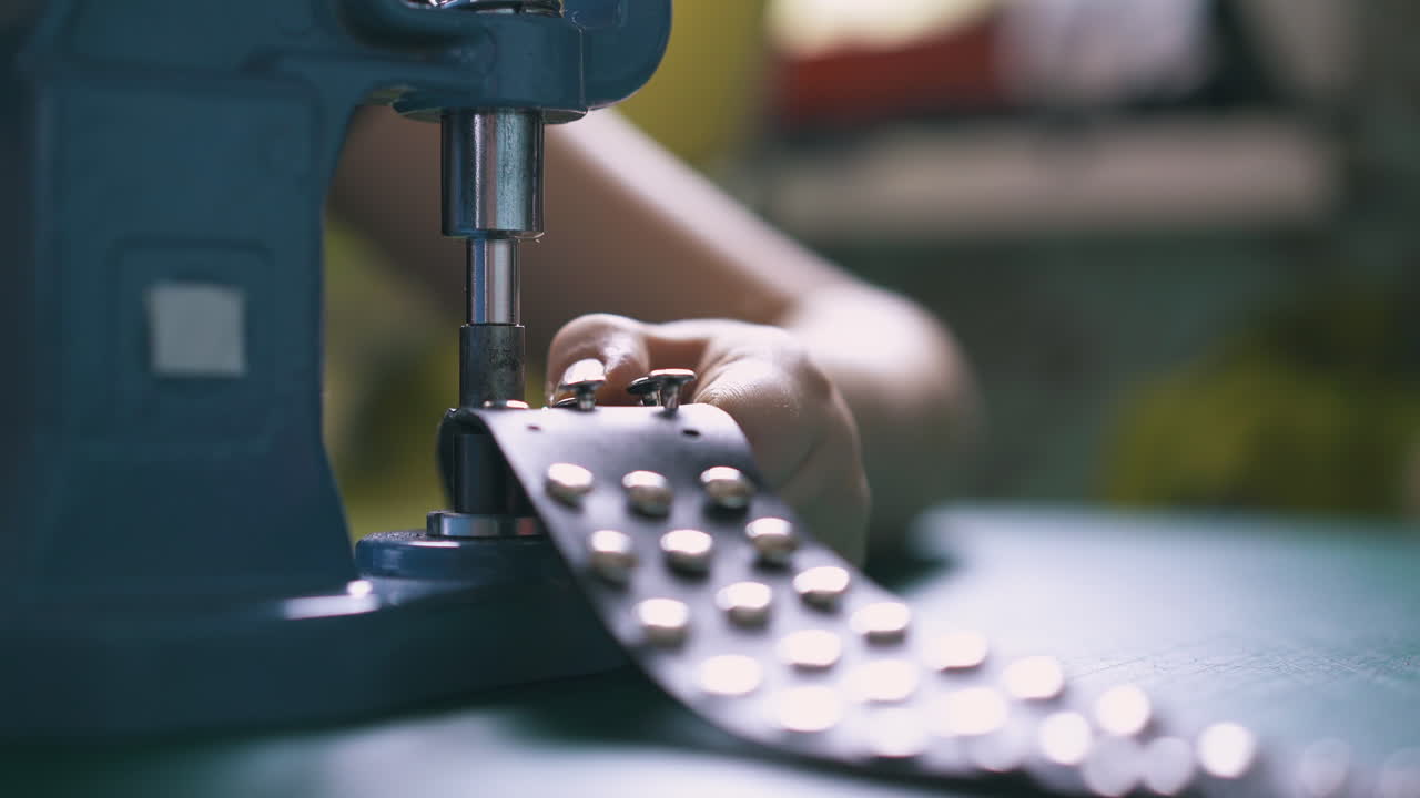 la diseñadora profesional arregla los holnitens de la garganta de plata