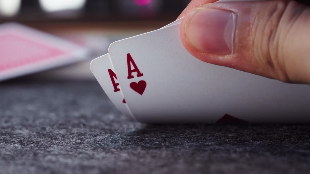 primer plano revelando dos ases rojos en la mano