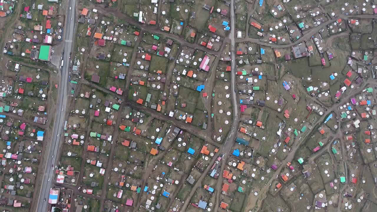 drone aéreo disparado desde la vista superior docenas de yurts y una carretera en mongolia ulan bator