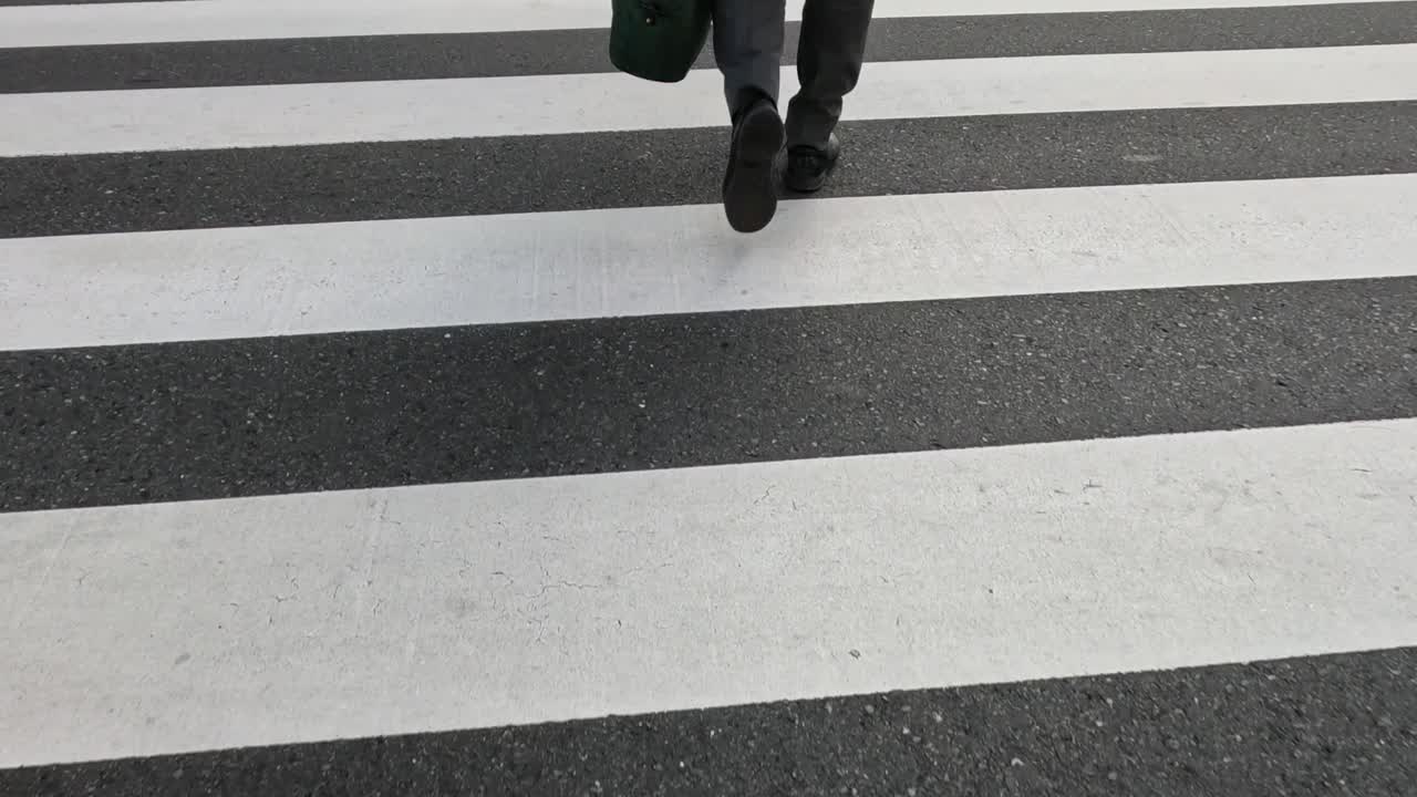 보행자 교차로 를 가로질러 고 있는 사람 들