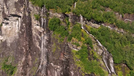 fotografía de un dron de la cascada de las siete hermanas en el fiordo de geiranger, noruega