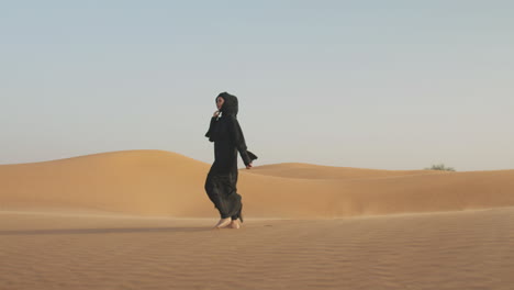 Schöne-Muslimische-Frau-Im-Hijab,-Die-Barfuß-In-Einer-Windigen-Wüste-Geht-2