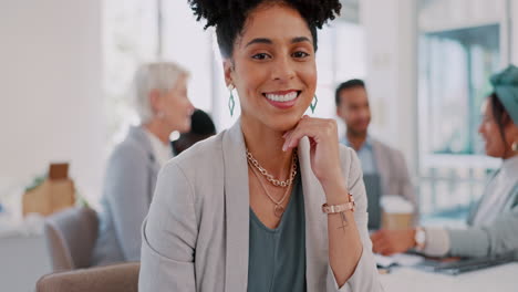 Mujer-Negra,-Cara-Feliz-Y-Reunión-De-Negocios