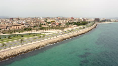 Küstenstraße-Mit-Autoverkehr-Im-Stadtzentrum-Von-Palma-Auf-Mallorca