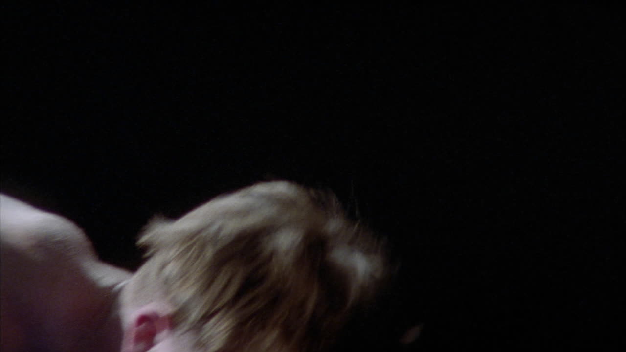 두 명의 레슬링 선수가 서로 우위를 차지하려고 합니다.