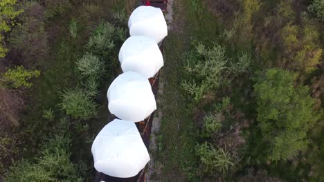 góndola de turbina eólica y cubo listos para transportar en el tren en monroe, michigan - disparo de dron de arriba hacia abajo