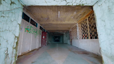 corredor abandonado en un edificio en ruinas