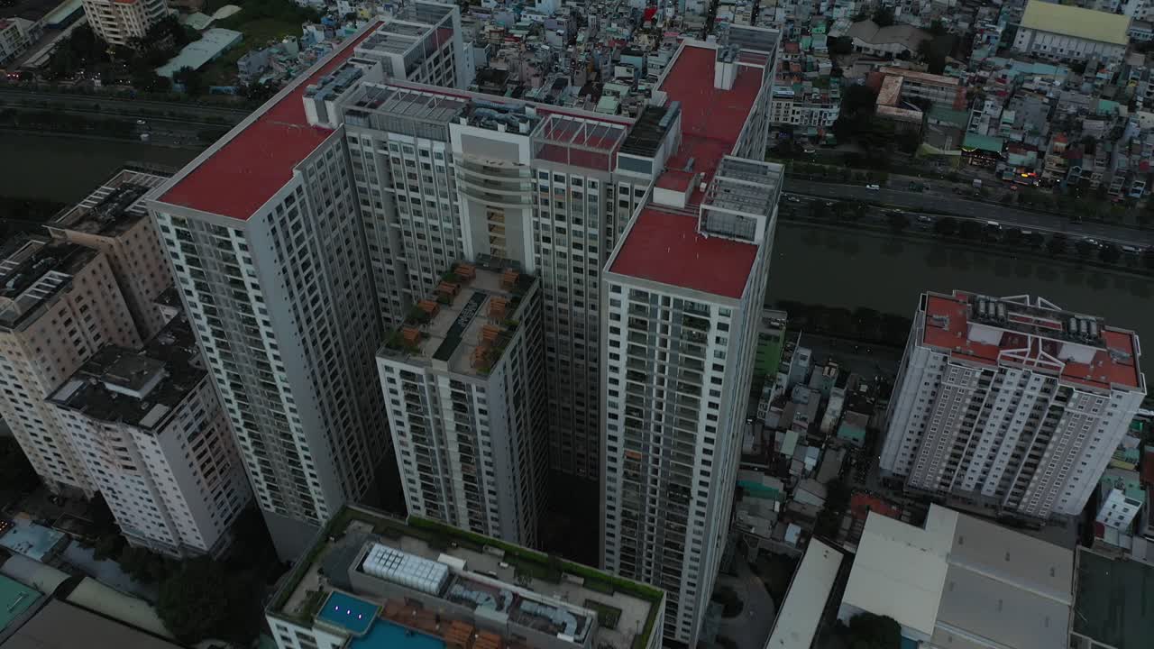 Saigon ou Cidade de Ho Chi Minh, Vietnã, sobrevoo aéreo de grandes edifícios de apartamentos.