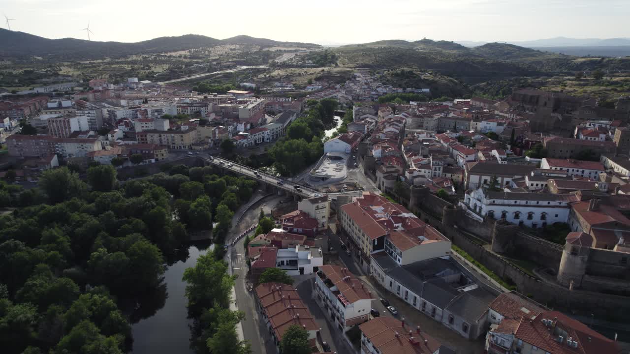 estableciendo una vista del río jerte, que fluye a través de la ciudad medieval de plasencia