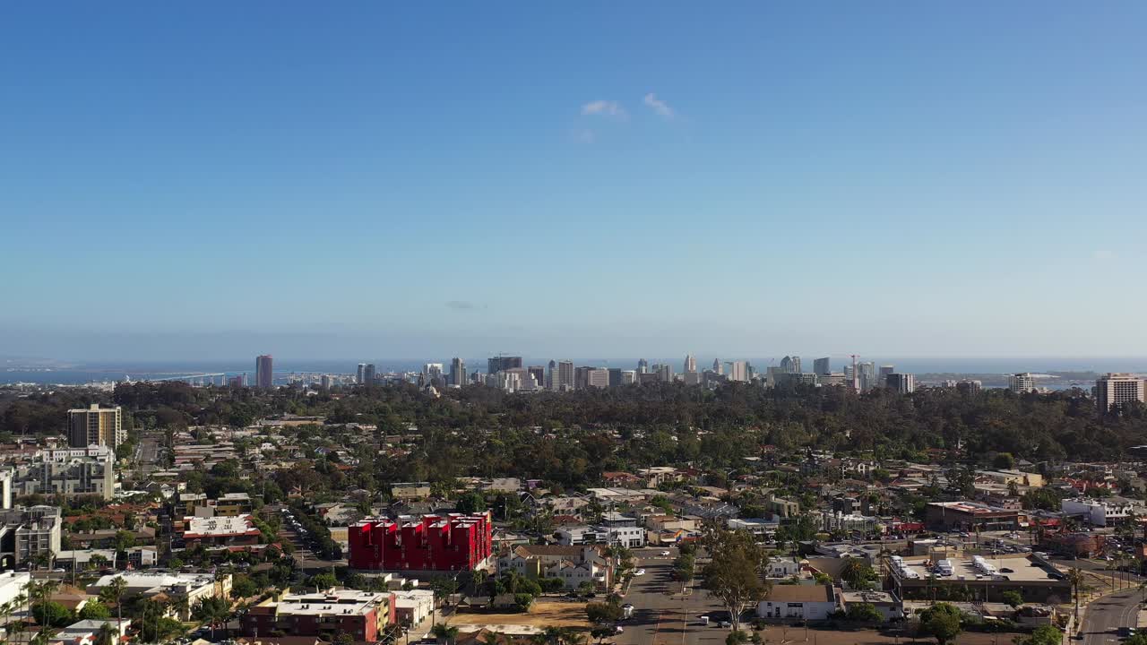 Drone che si allontana su North Park alle 17:00 con la telecamera rivolta verso lo skyline del centro di San Diego e il paesaggio urbano