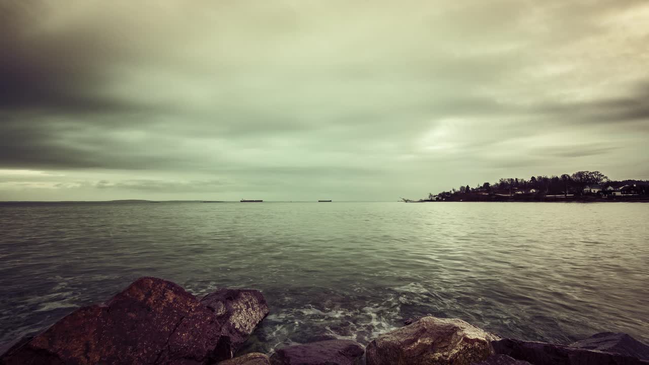 nubes dramáticas que pasan sobre el océano