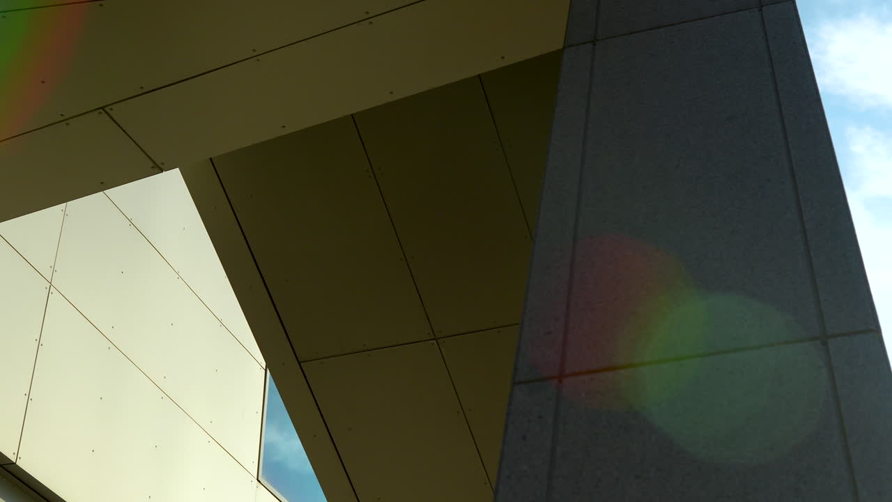 debajo de la vista de la arquitectura moderna con un cielo despejado