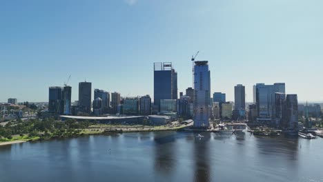 Wolkenkratzer-Säumen-Die-Landschaft-Und-Drohnen-Steigen-Mittags-über-Perth-CBD-Auf