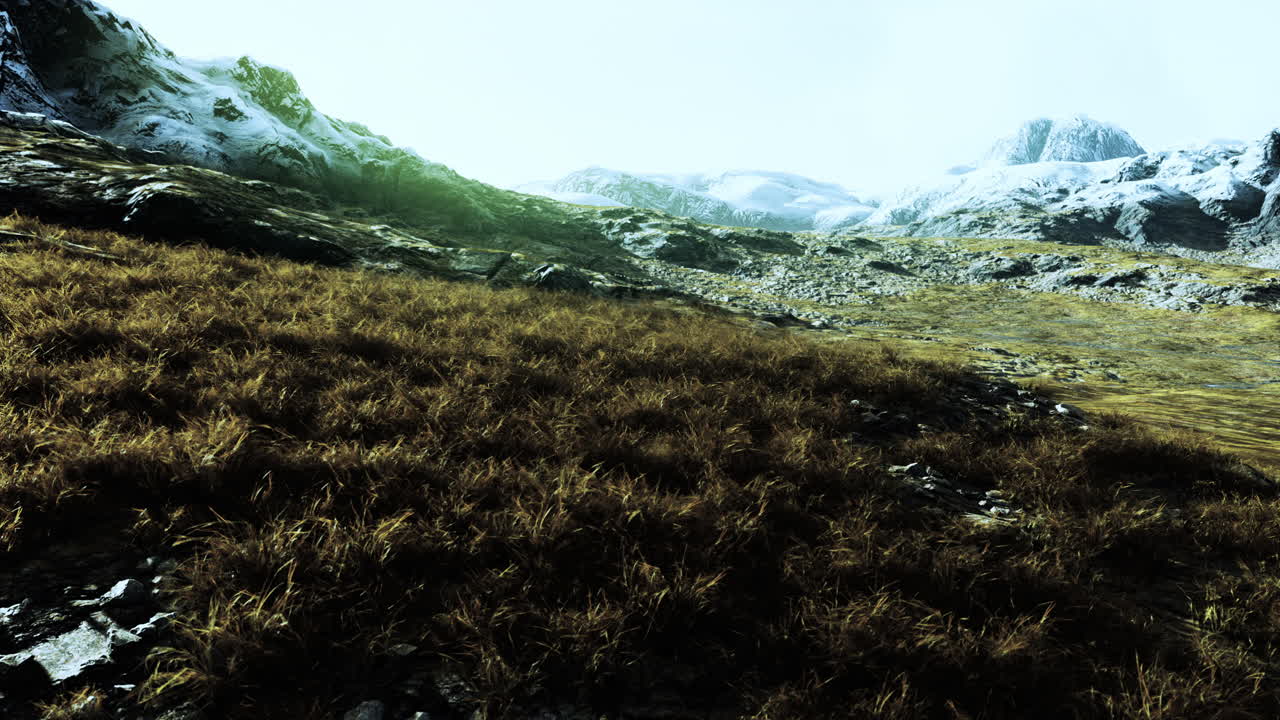 campos de hierba seca y montañas en nepal