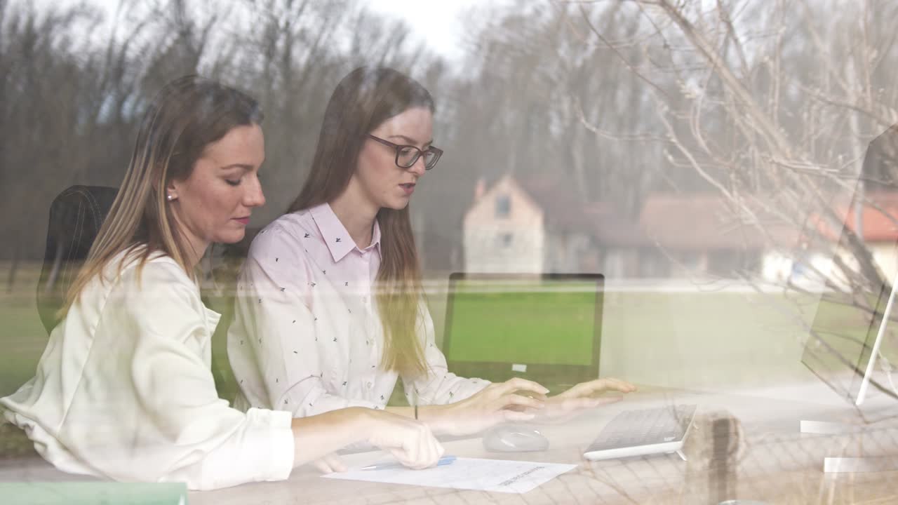 dos mujeres de negocios en una oficina en casa están esperando el éxito, ganar