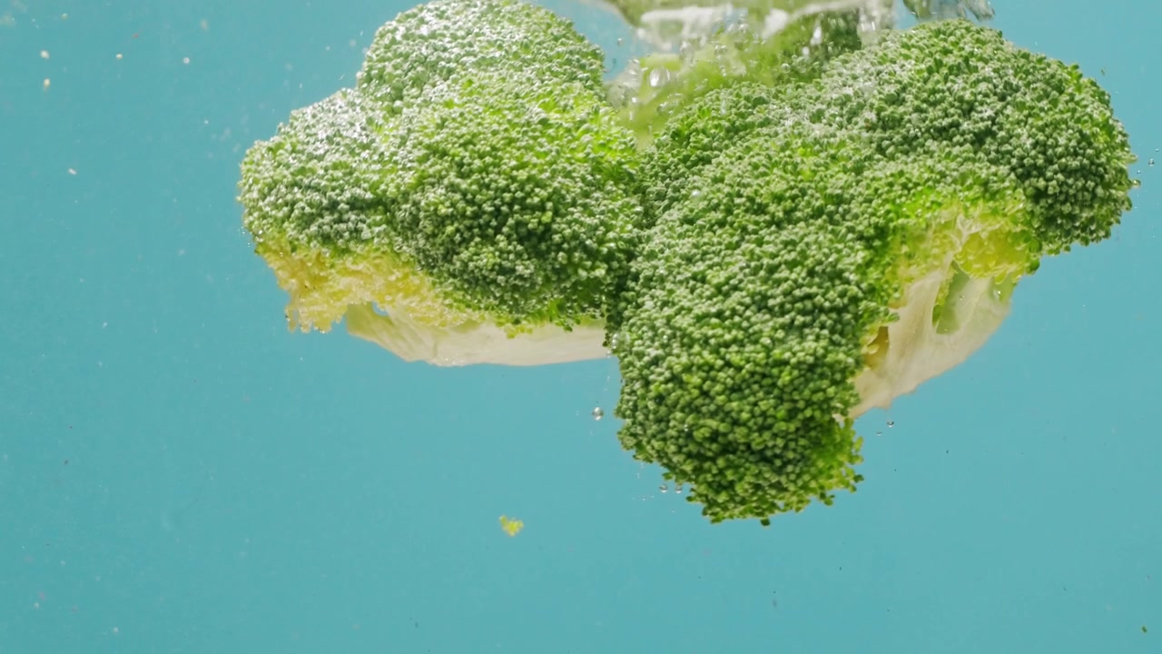 Broccoli, schizzo sott'acqua