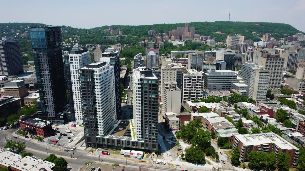 seguimiento aéreo filmado frente a los condominios en el pueblo de shaughnessy, en montreal, canadá