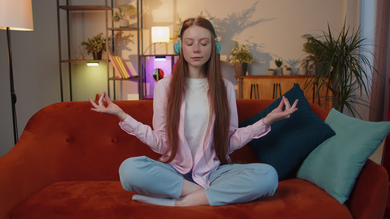 la chica respira profundamente con el gesto mudra, los ojos cerrados, meditando con pensamientos concentrados pacíficos
