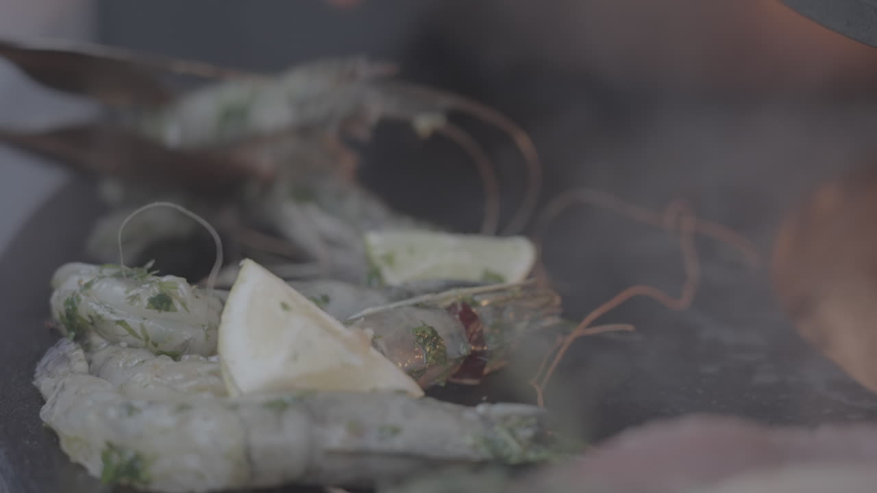 접시 바비큐 통나무에 슬로모션으로 굽는 고기와 생선