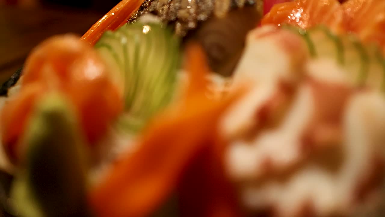 una variedad de sashimi coloridos en una bandeja decorativa