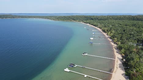 Old-Mission-Peninsula-with-coastal-residential-homes-and-docks-for-boats,-aerial-view