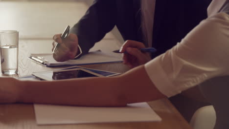 personas de negocios serios trabajando juntos mientras miran la tableta