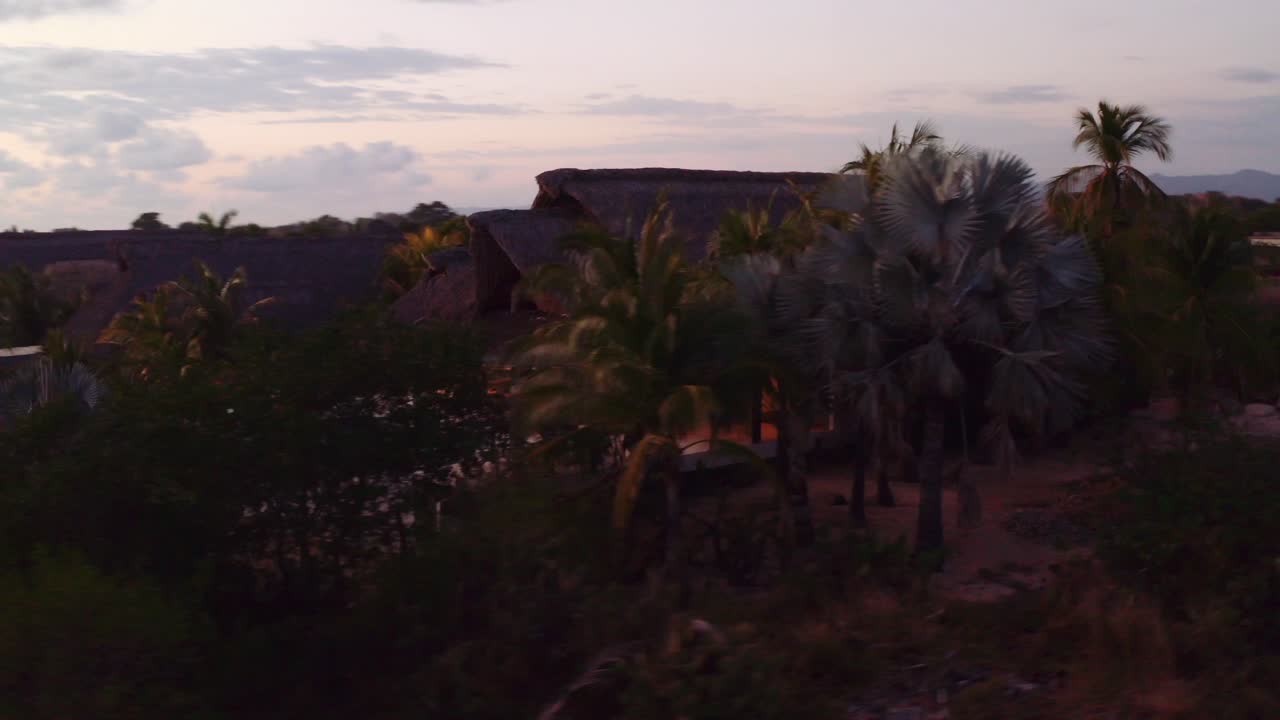 Veloce e dinamica rotazione del drone intorno a una villa di lusso in affitto a Oaxaca, Messico.