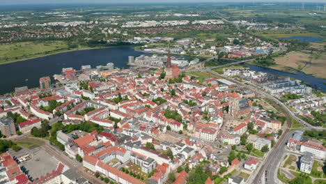 Vista-Panorámica-Aérea-Del-Casco-Antiguo.-Hitos-Históricos-Desde-Arriba.-Ciudad-En-Paisaje-Costero-Plano