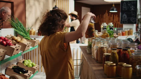 mujer comprando artículos de la despensa