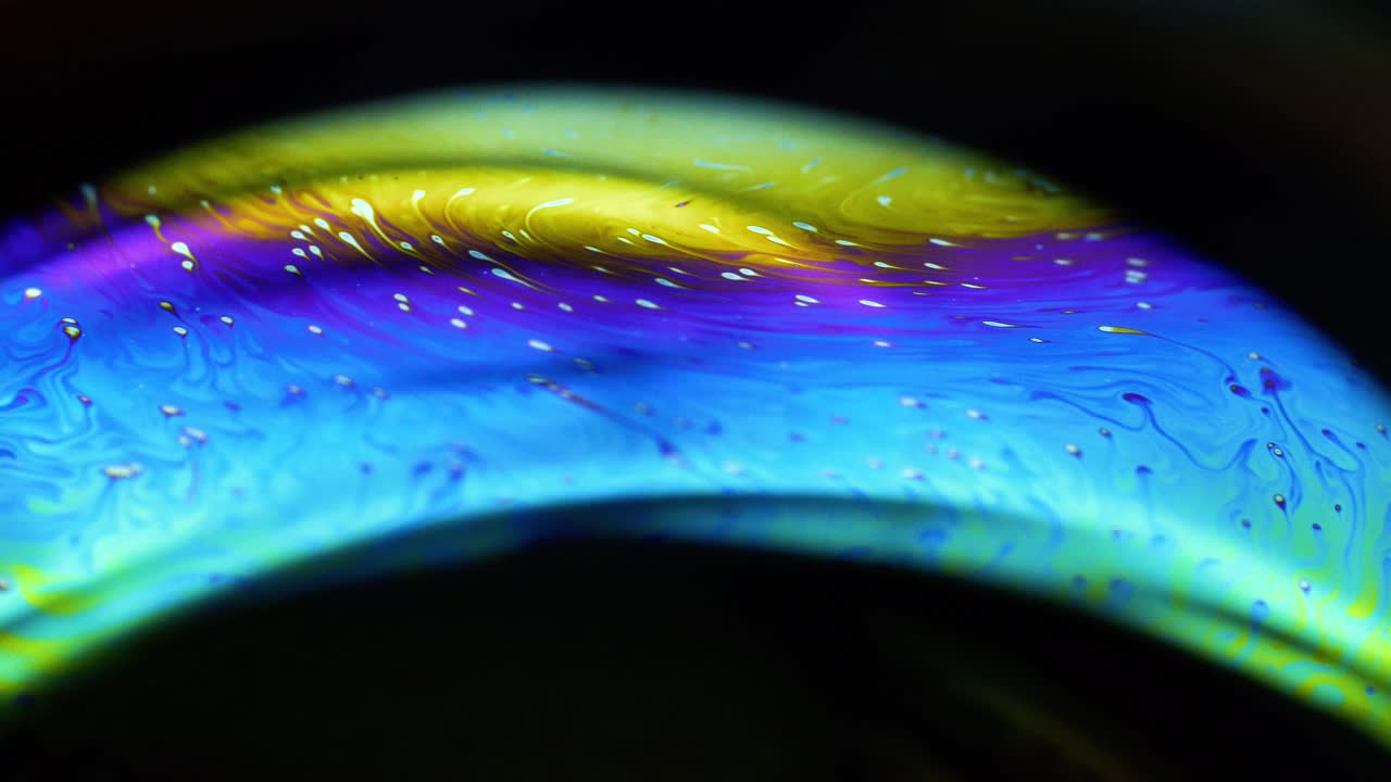 tomas estables de 4k de globos de jabón que muestran los colores del mundo macro a través de una perspectiva microscópica