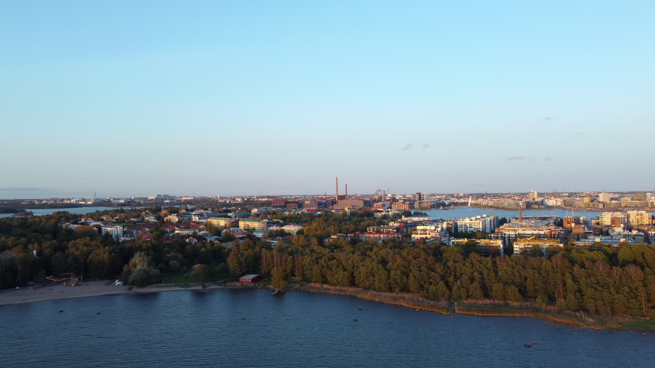 lauttasaari en finlandés helsinki en verano en un día despejado y soleado